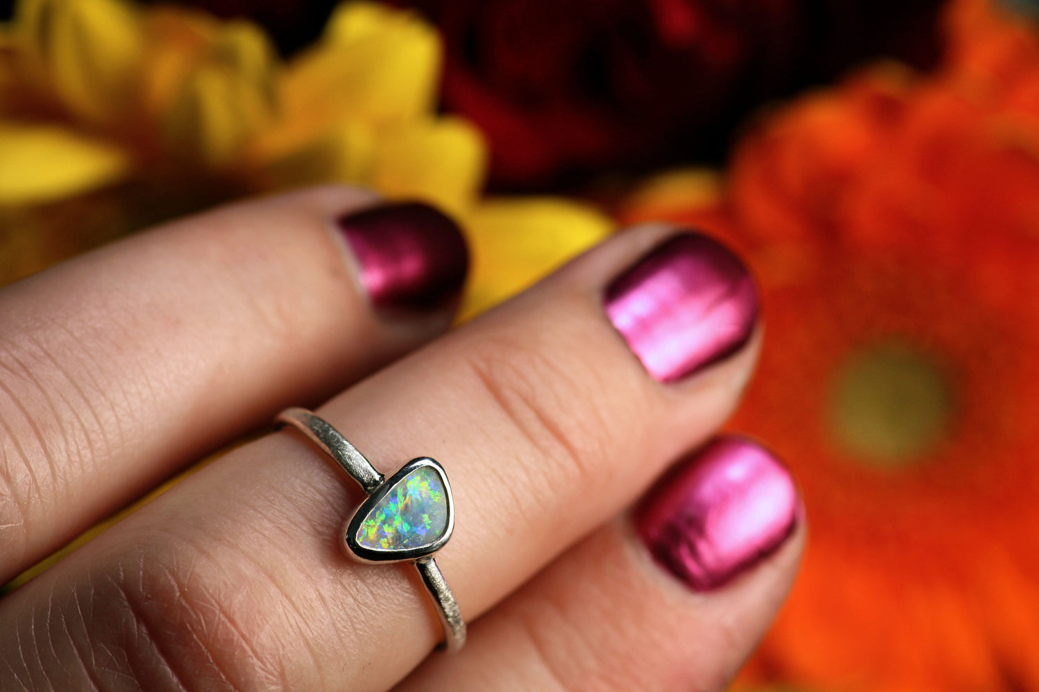 Opalring, Regenbogenfarbiger Opal Silberring, handgemachter Silberschmuck