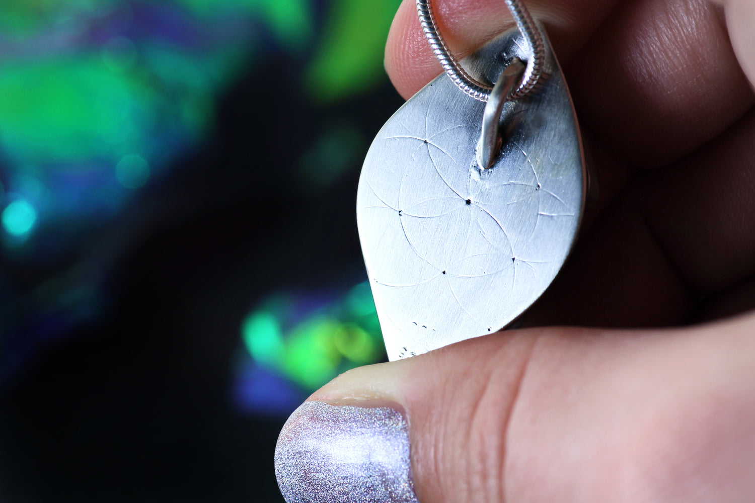 CORAL Kunstvoller Silberanhänger mit ozean-blauem Opal