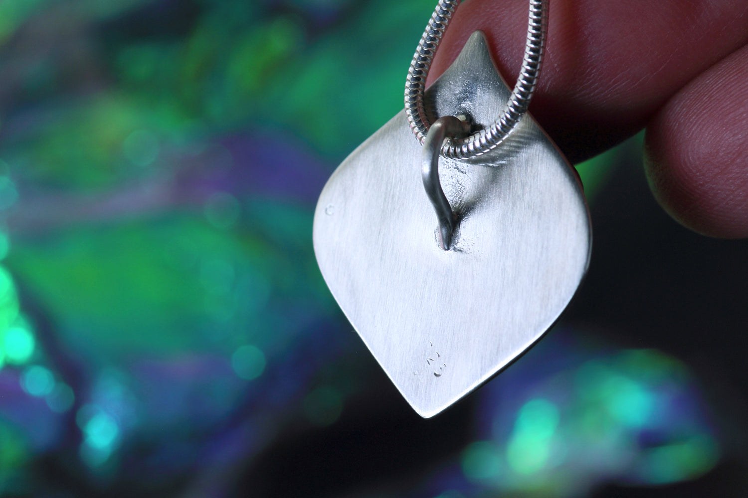 OASIS Silberanhänger mit grünblauem Lightning Ridge Opal