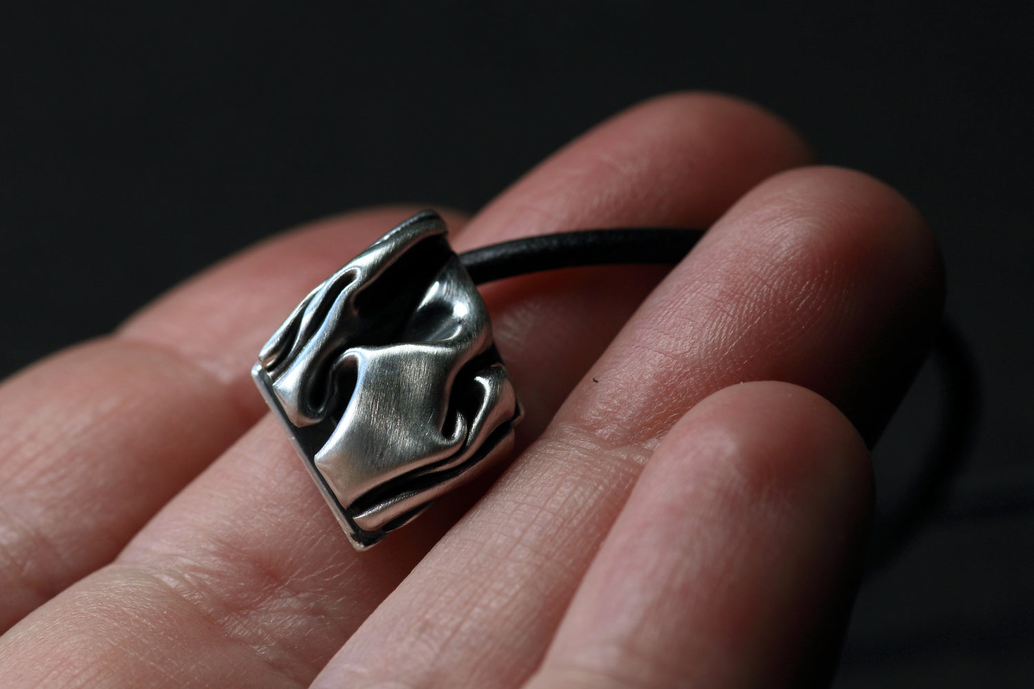 ONDINA Kunstvoller Anhänger aus Silber 925 mit Patina oder 18K Massiv-Gold