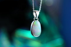 Handgemachter ARCUS Silberanhänger mit australischem Opal – schimmernder Unikatschmuck in 925er Silber, inspiriert von Polarlichtern