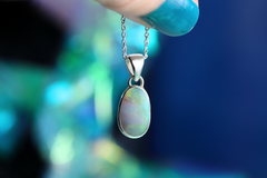 Handgemachter ARCUS Silberanhänger mit australischem Opal – schimmernder Unikatschmuck in 925er Silber, inspiriert von Polarlichtern