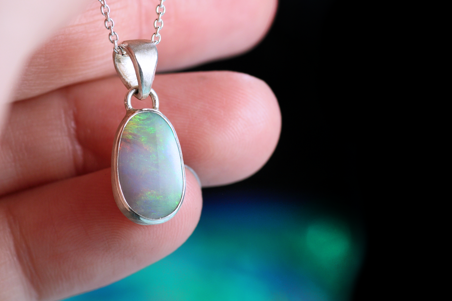 Handgemachter ARCUS Silberanhänger mit australischem Opal – schimmernder Unikatschmuck in 925er Silber, inspiriert von Polarlichtern