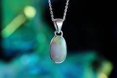 Handgemachter ARCUS Silberanhänger mit australischem Opal – schimmernder Unikatschmuck in 925er Silber, inspiriert von Polarlichtern