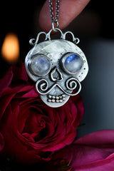 MEMENTO MORI Silberanhänger mit Mondstein & 18K Goldzahn · Totenkopf Maske · Dia de los Muertos · Unikat!