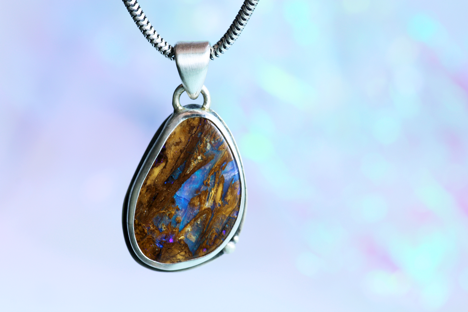 VIOLARIS Opal Anhänger aus Silber 925 · mit Wood Boulder Opal