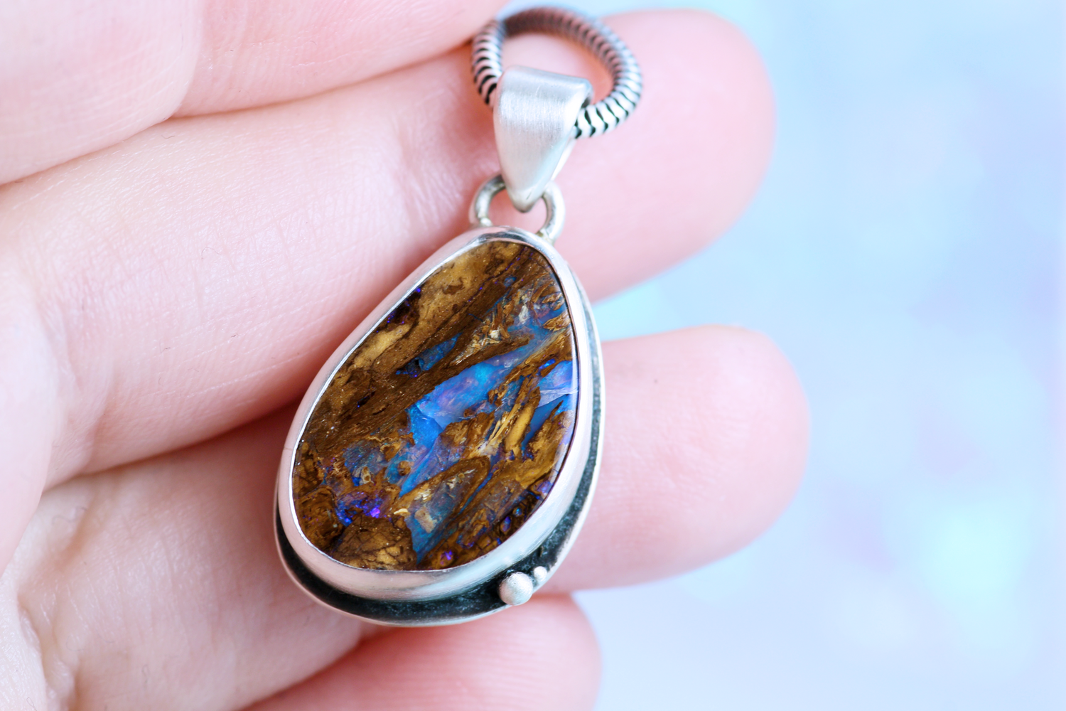VIOLARIS Opal Anhänger aus Silber 925 · mit Wood Boulder Opal