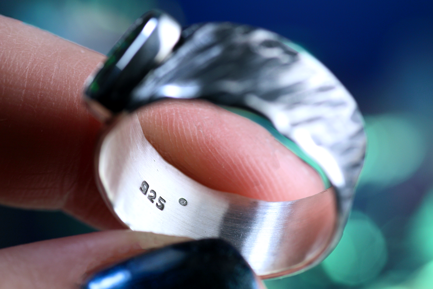 IRIS IMMORTALIS Boho Silberrring mit australischem Opal – Handgemachter, einzigartiger Unisex-Ring · Ringgrösse EU 63