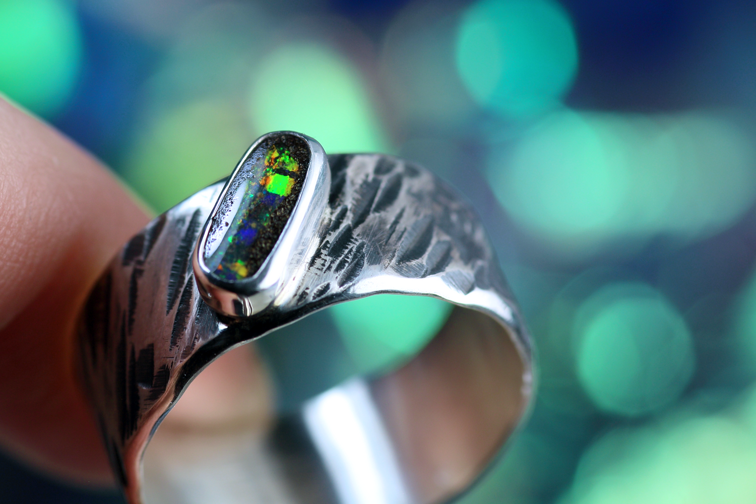 IRIS IMMORTALIS Boho Silberrring mit australischem Opal – Handgemachter, einzigartiger Unisex-Ring · Ringgrösse EU 63