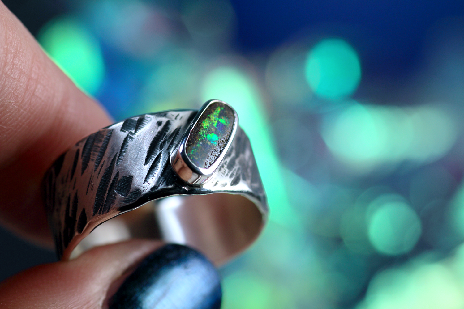 IRIS IMMORTALIS Boho Silberrring mit australischem Opal – Handgemachter, einzigartiger Unisex-Ring · Ringgrösse EU 63