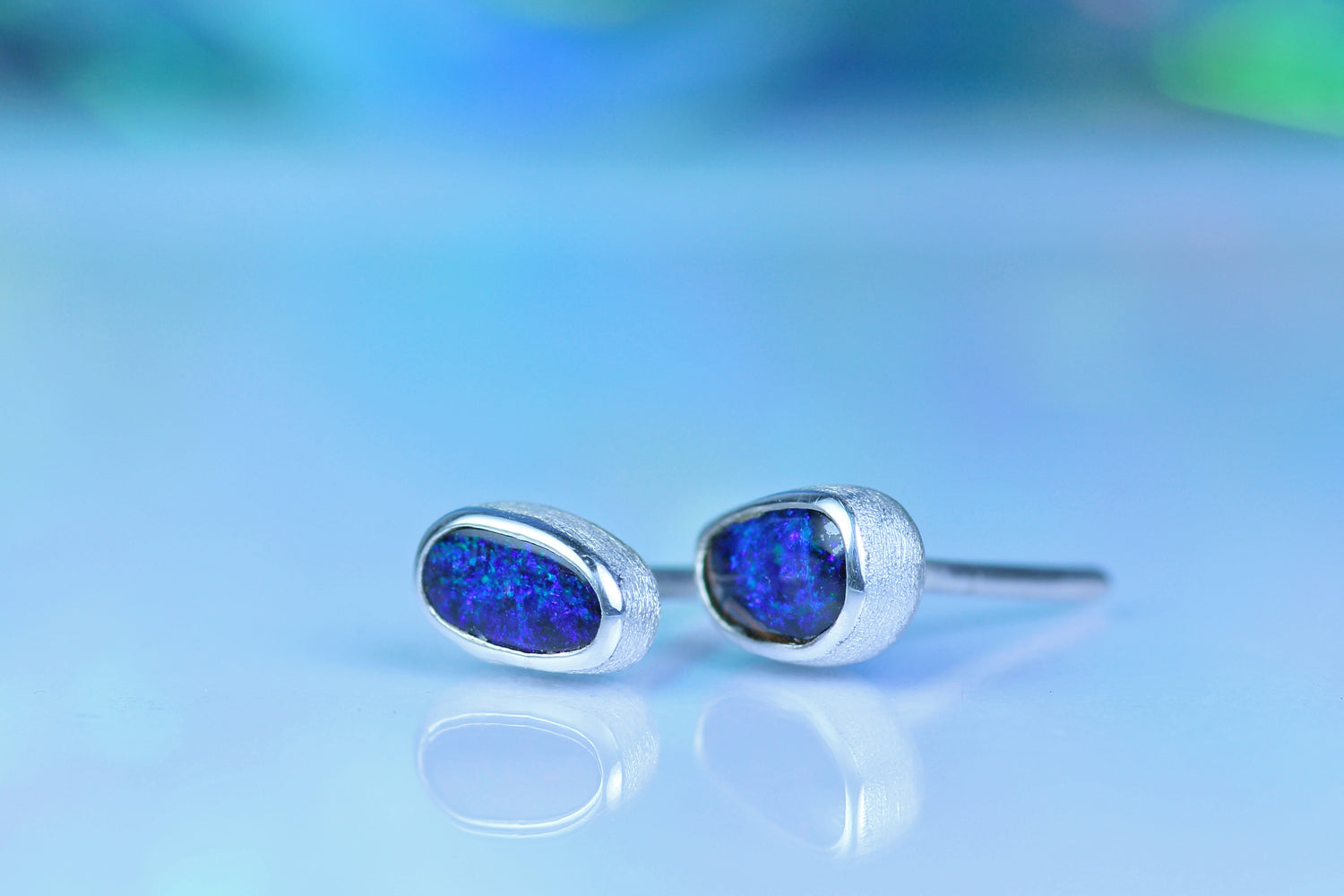 ASTRALIS ORBIS Ohrstecker aus Silber mit australischen Opalen