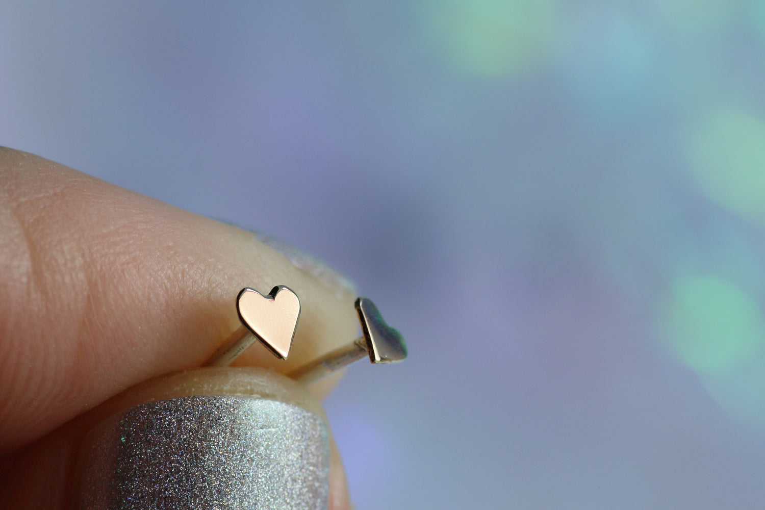 HERZ AUS GOLD Ohrrstecker aus Silber 925 mit 18K Rotgold Herzen – Handgemachter, einzigartiger Ohrschmuck