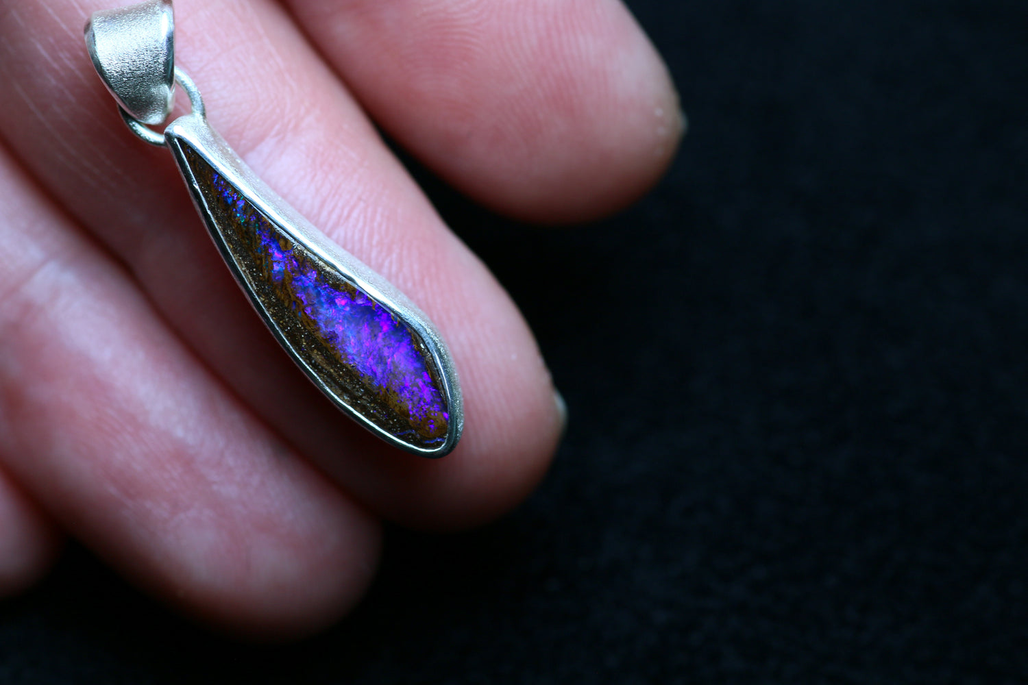 AURORA ELECTRA Silberanhänger mit australischem Boulder Opal