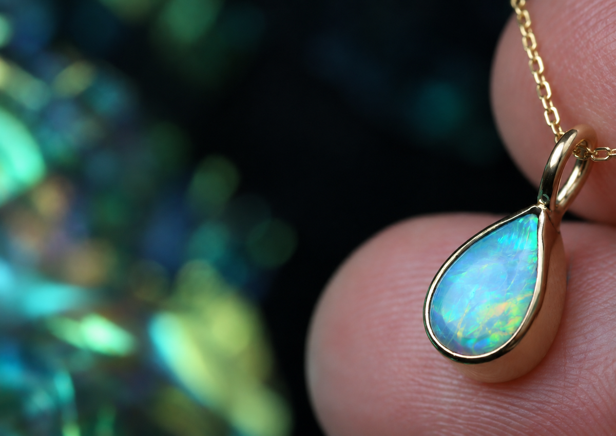 AUREA LACRIMA bezaubernder Opalanhänger aus 18K Gelbgold