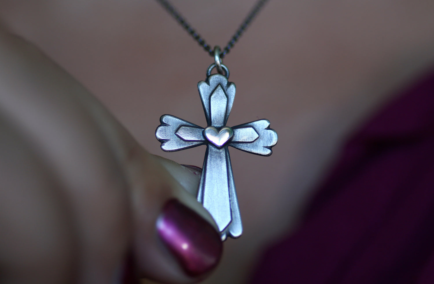 CRUZ CORAZÓN – Kreuz-Anhänger mit Herz in Silber 925 mit Patina oder 18k Massiv-Gold