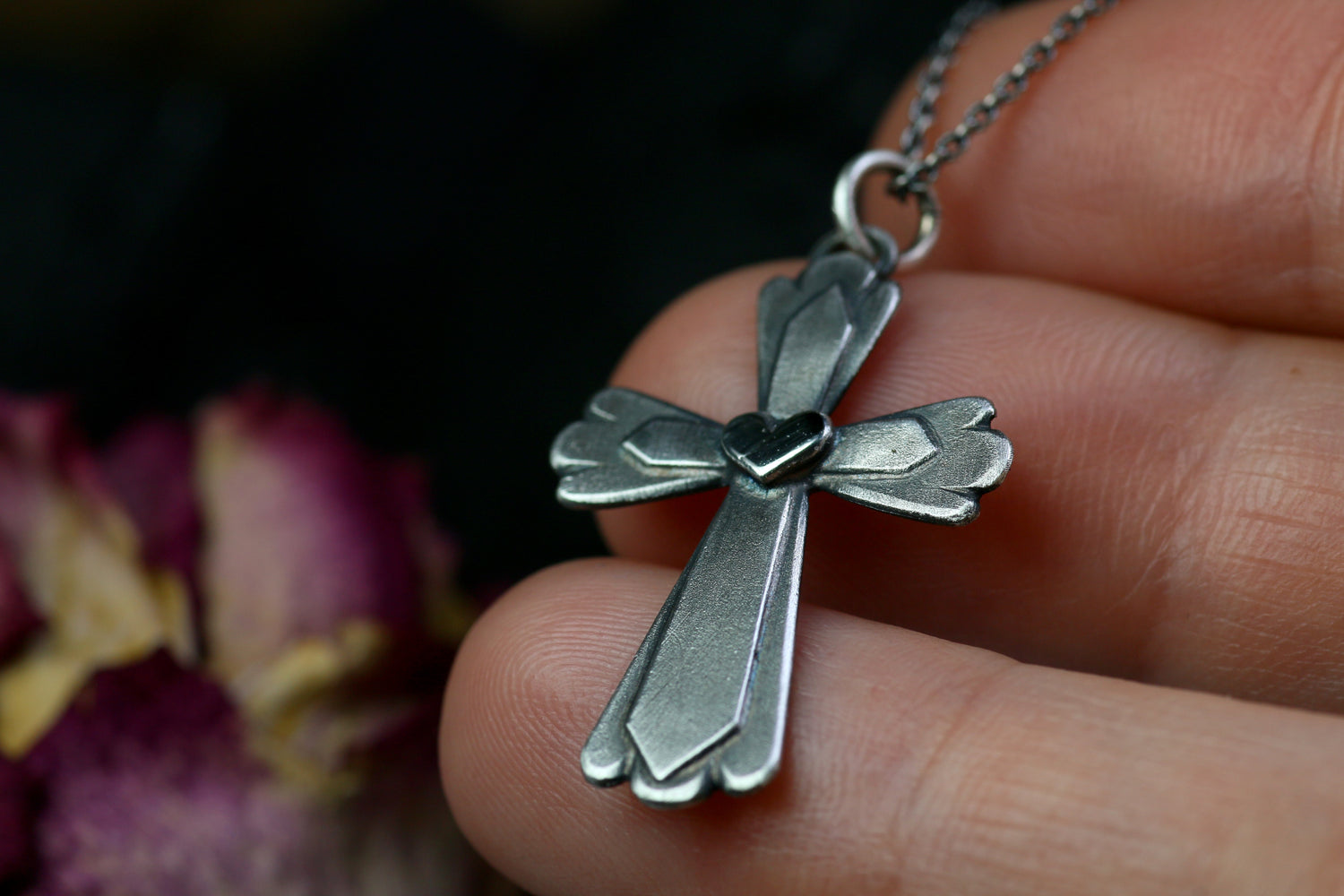 CRUZ CORAZÓN – Kreuz-Anhänger mit Herz in Silber 925 mit Patina oder 18k Massiv-Gold