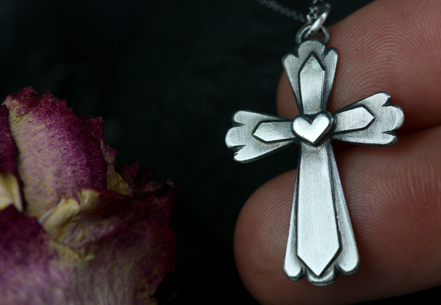 CRUZ CORAZÓN – Kreuz-Anhänger mit Herz in Silber 925 mit Patina oder 18k Massiv-Gold