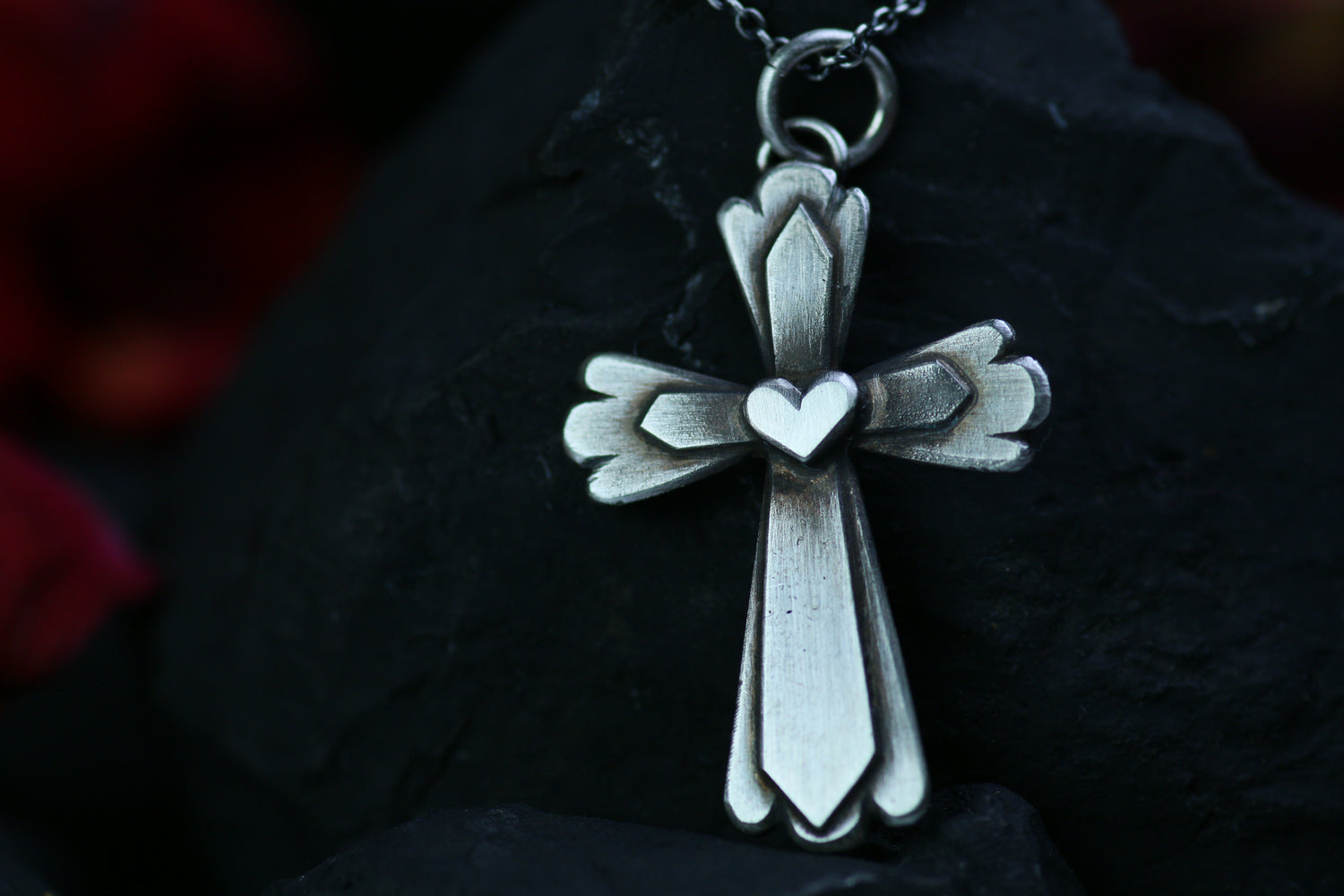 CRUZ CORAZÓN – Kreuz-Anhänger mit Herz in Silber 925 mit Patina oder 18k Massiv-Gold