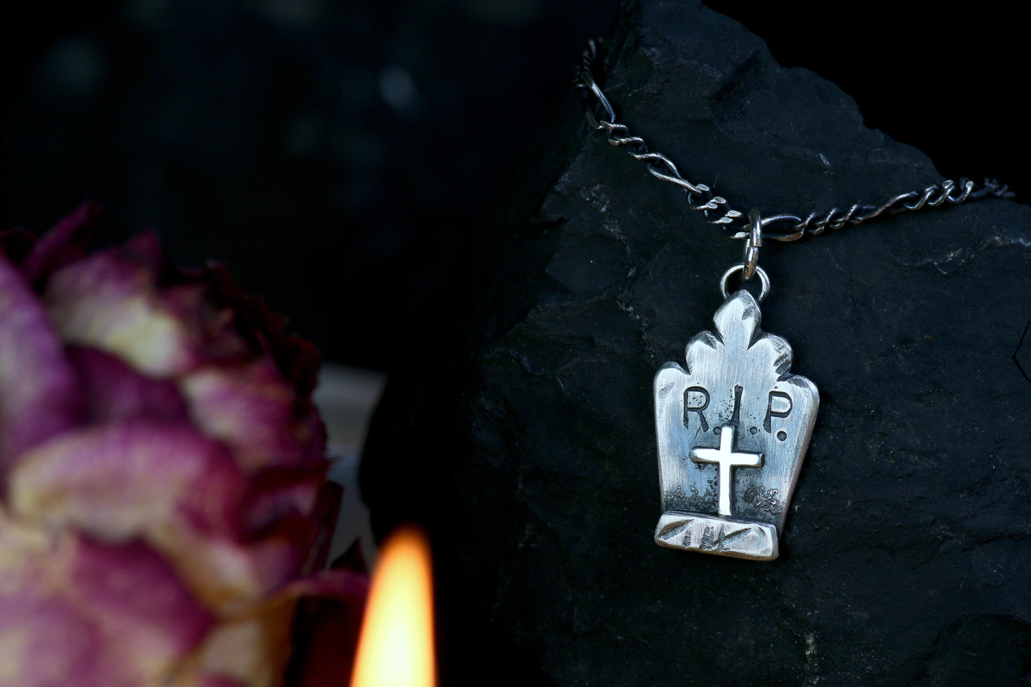 GLORIA MEMORIA – Handgefertigter R.I.P. Grabstein Anhänger aus 925er Silber · Einzelstück!