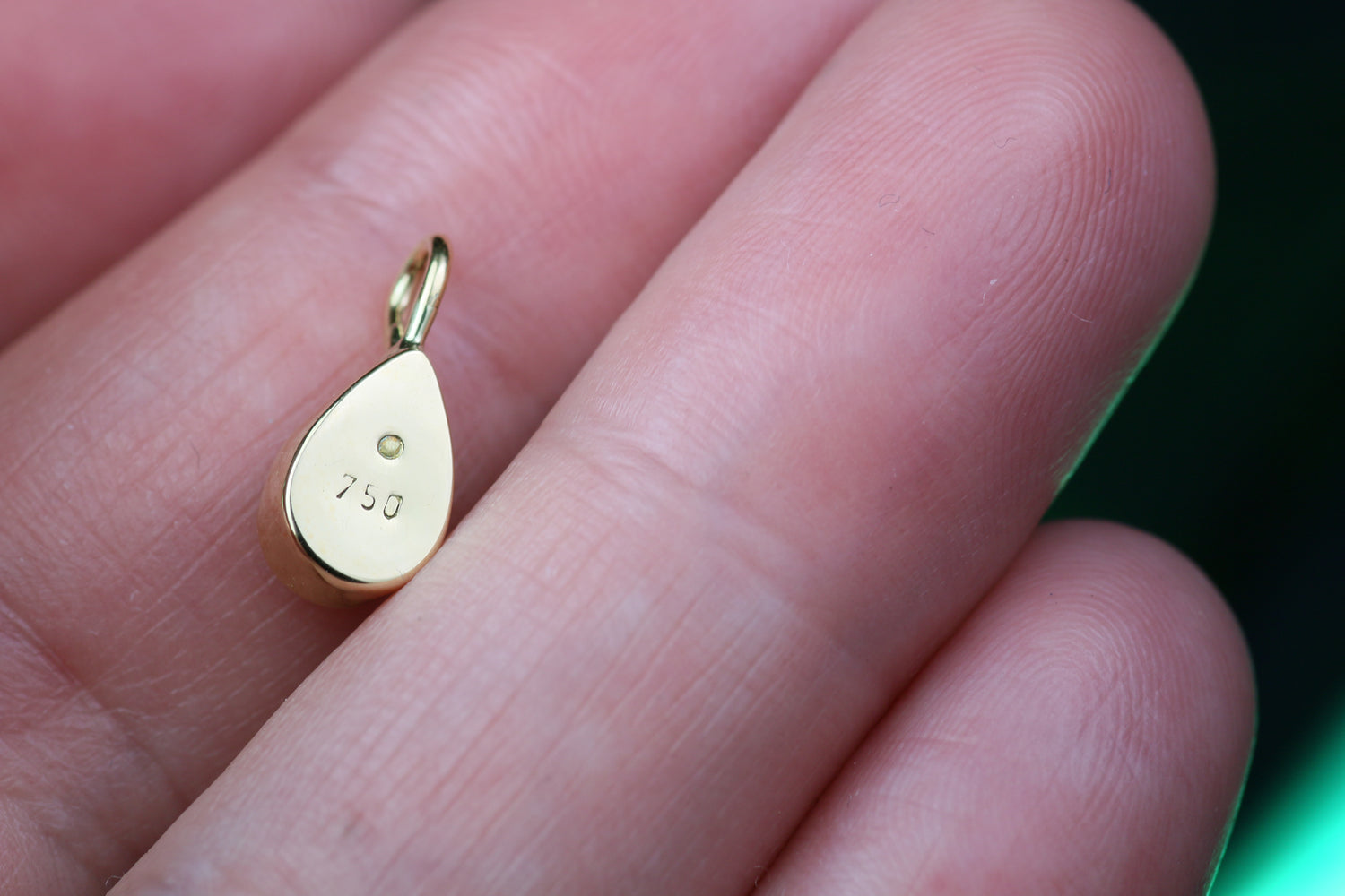 AUREA LACRIMA bezaubernder Opalanhänger aus 18K Gelbgold