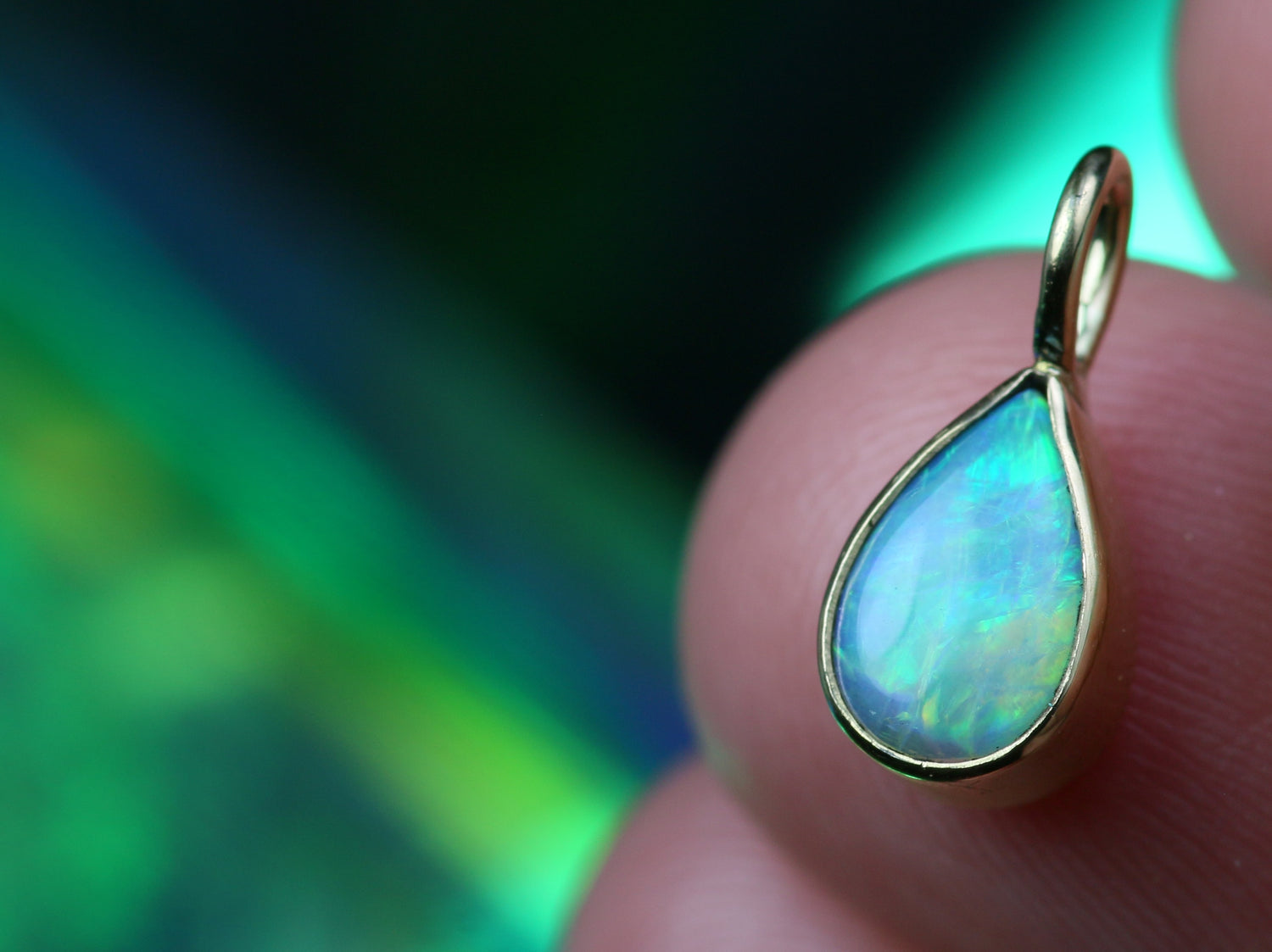 AUREA LACRIMA bezaubernder Opalanhänger aus 18K Gelbgold