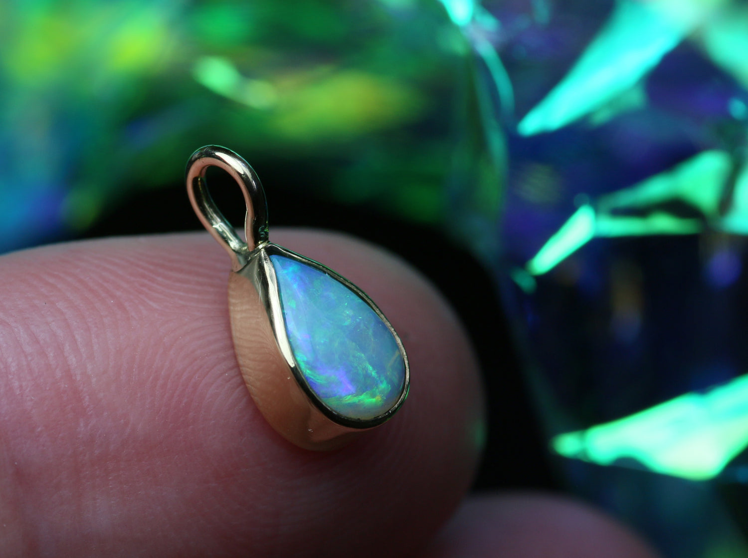 AUREA LACRIMA bezaubernder Opalanhänger aus 18K Gelbgold