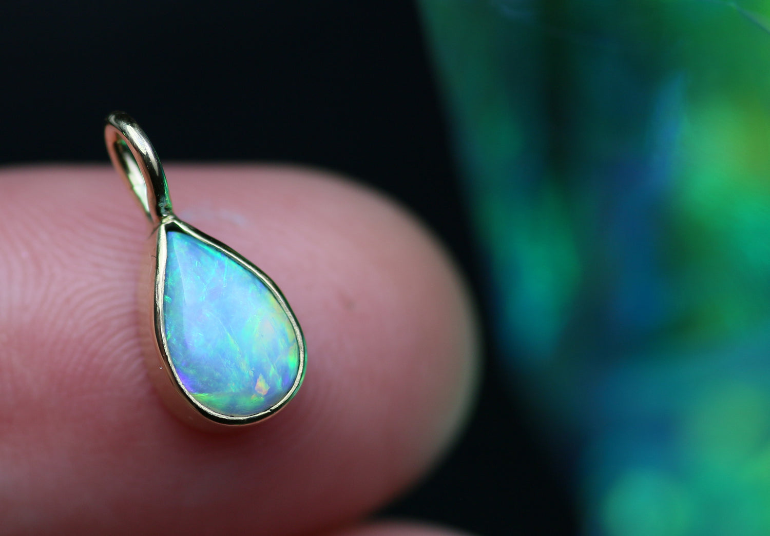 AUREA LACRIMA bezaubernder Opalanhänger aus 18K Gelbgold