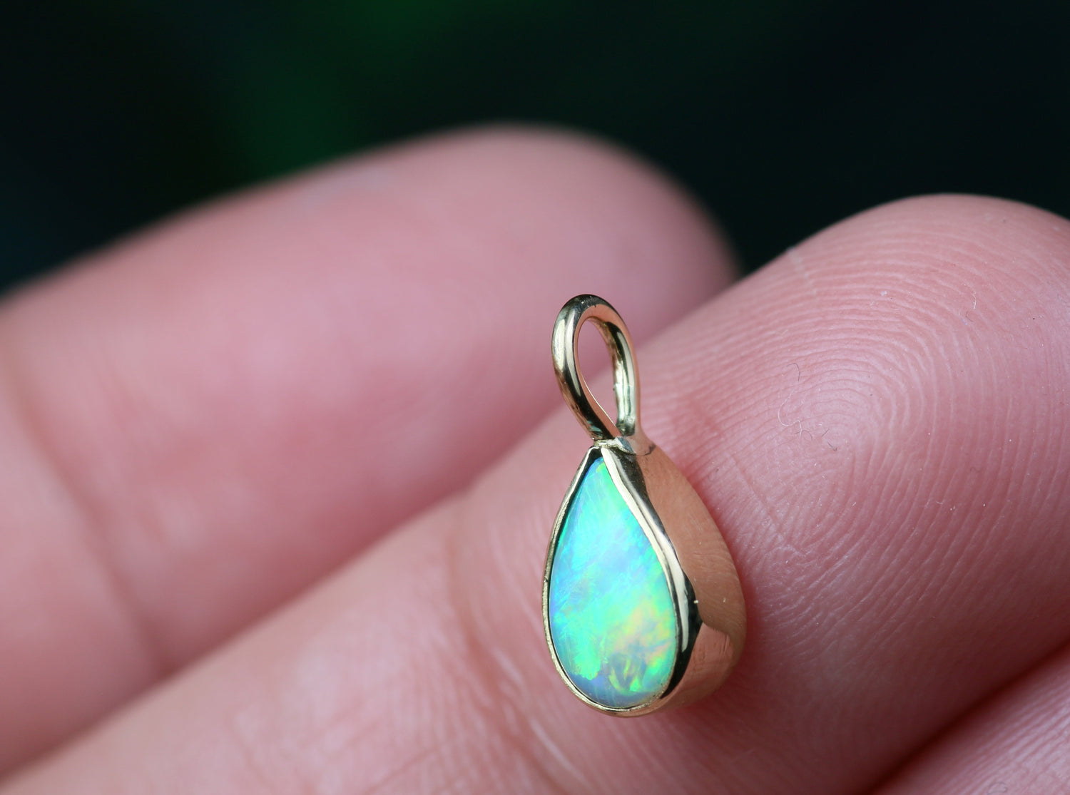 AUREA LACRIMA bezaubernder Opalanhänger aus 18K Gelbgold