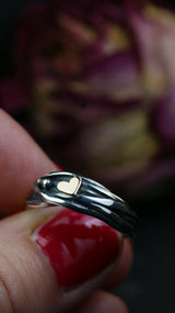Infinity Ring aus Silber 925 mit handgefeiltem Herz aus 18K Roségold – Symbol ewiger Liebe