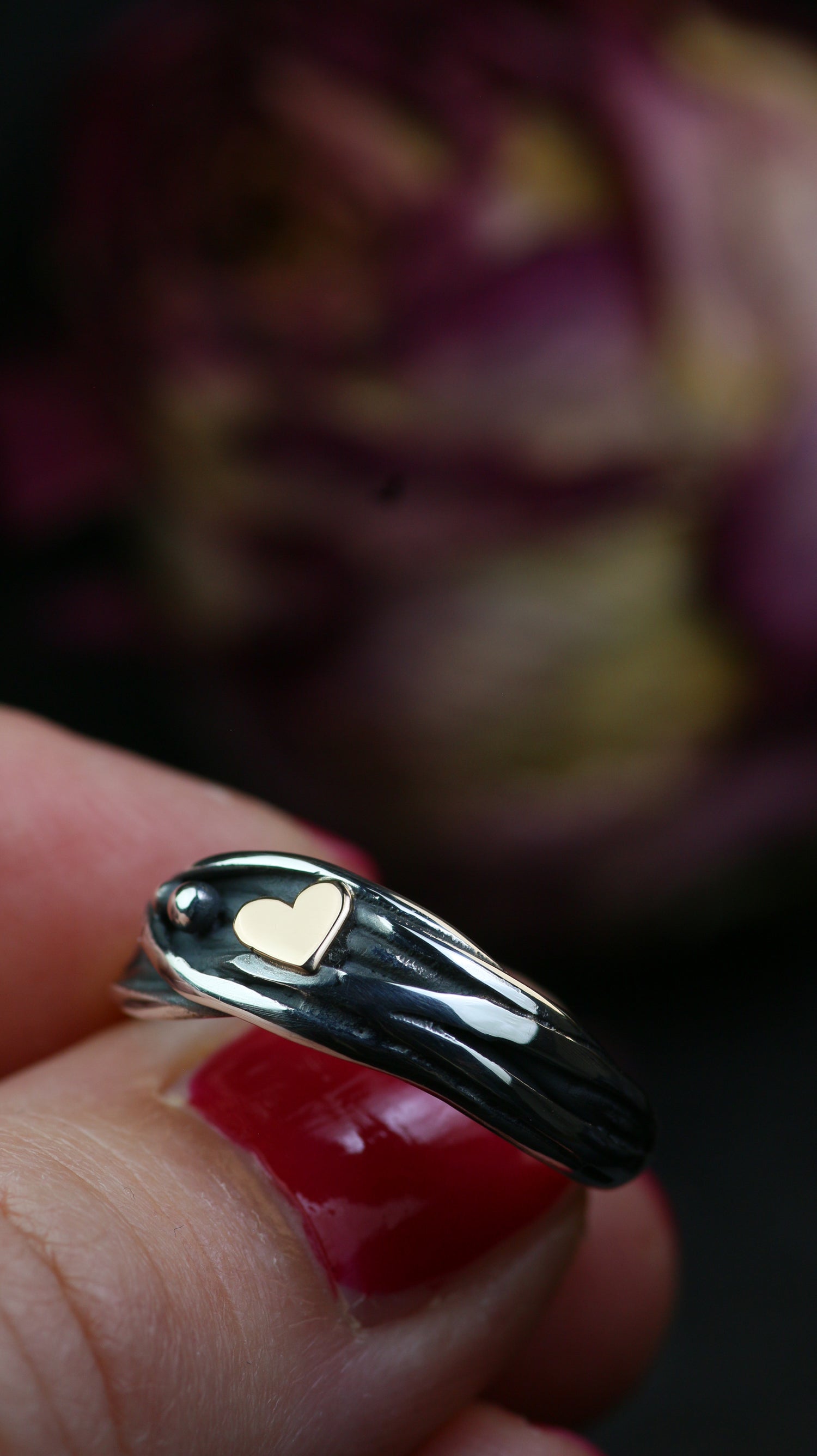 Infinity Ring aus Silber 925 mit handgefeiltem Herz aus 18K Roségold – Symbol ewiger Liebe