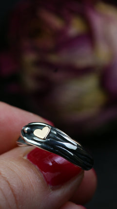 Infinity Ring aus Silber 925 mit handgefeiltem Herz aus 18K Roségold – Symbol ewiger Liebe