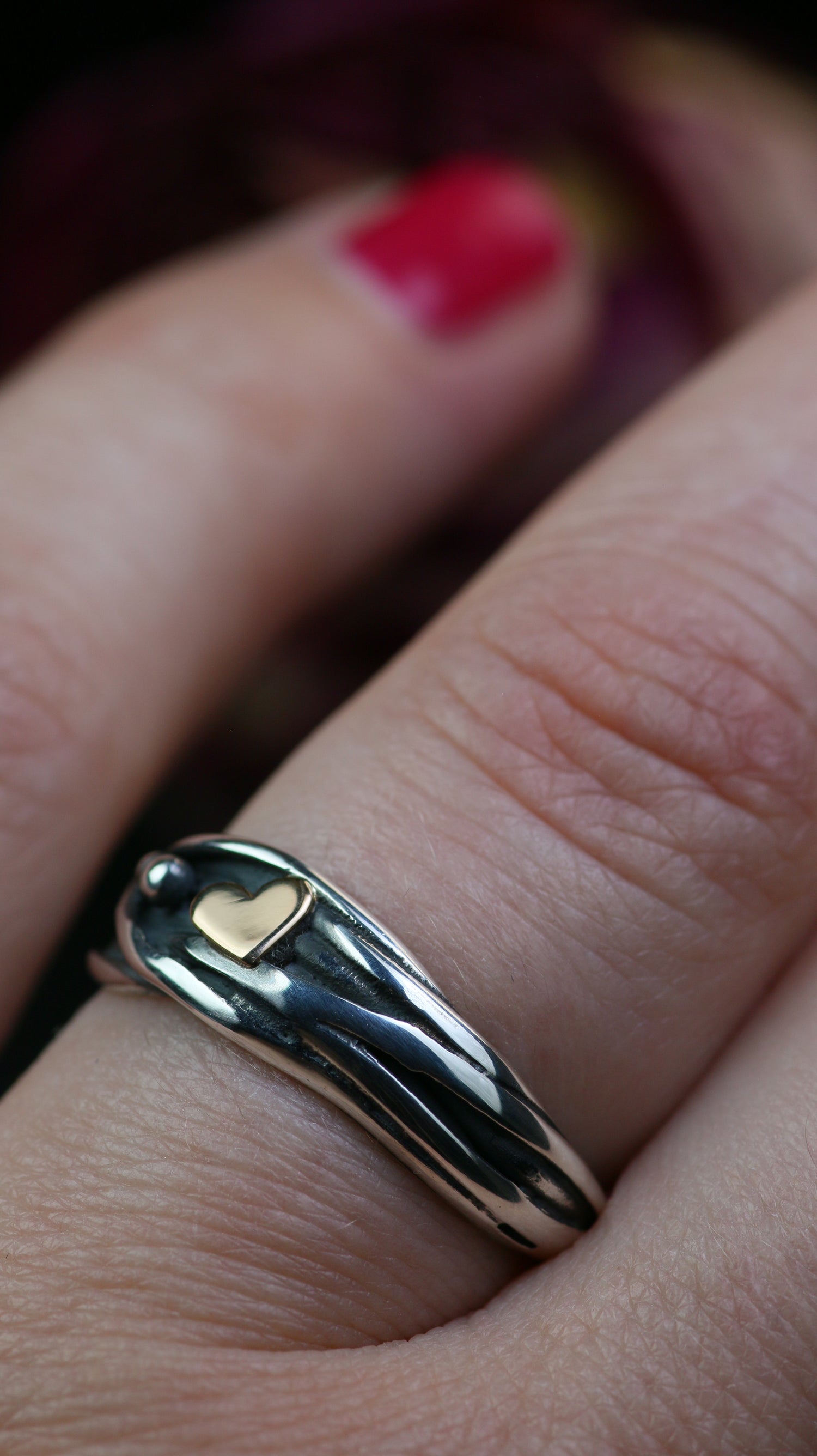 Handgemachter Infinity Herz Ring aus 925 Silber mit 18K Roségold Herz am Finger getragen