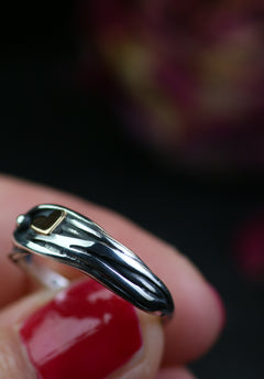 Handgefertigter Infinity Ring aus 925 Sterling Silber mit Herz aus 18K Roségold
