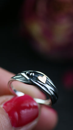 Infinity Ring aus Silber 925 mit handgefeiltem Herz aus 18K Roségold – Symbol ewiger Liebe