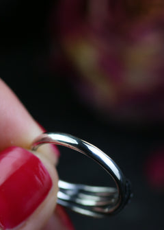 Infinity Ring aus Silber 925 mit handgefeiltem Herz aus 18K Roségold – Symbol ewiger Liebe, Rückseite