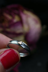 HERZ AUS GOLD – Infinity Ring aus Silber 925 mit handgefeiltem 18K Roségold Herz · Ringgrösse EU 52 - 53