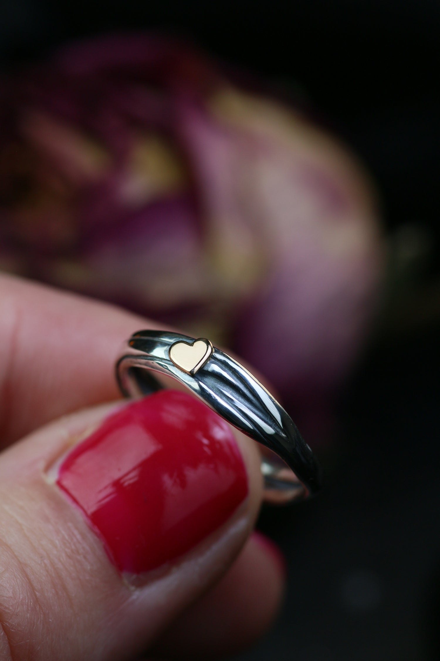 HERZ AUS GOLD – Infinity Ring aus Silber 925 mit handgefeiltem 18K Roségold Herz · Ringgrösse EU 52 - 53
