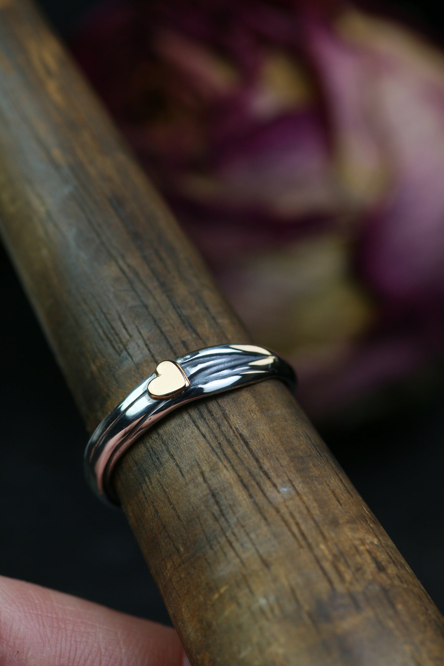 HERZ AUS GOLD – Infinity Ring aus Silber 925 mit handgefeiltem 18K Roségold Herz · Ringgrösse EU 52 - 53