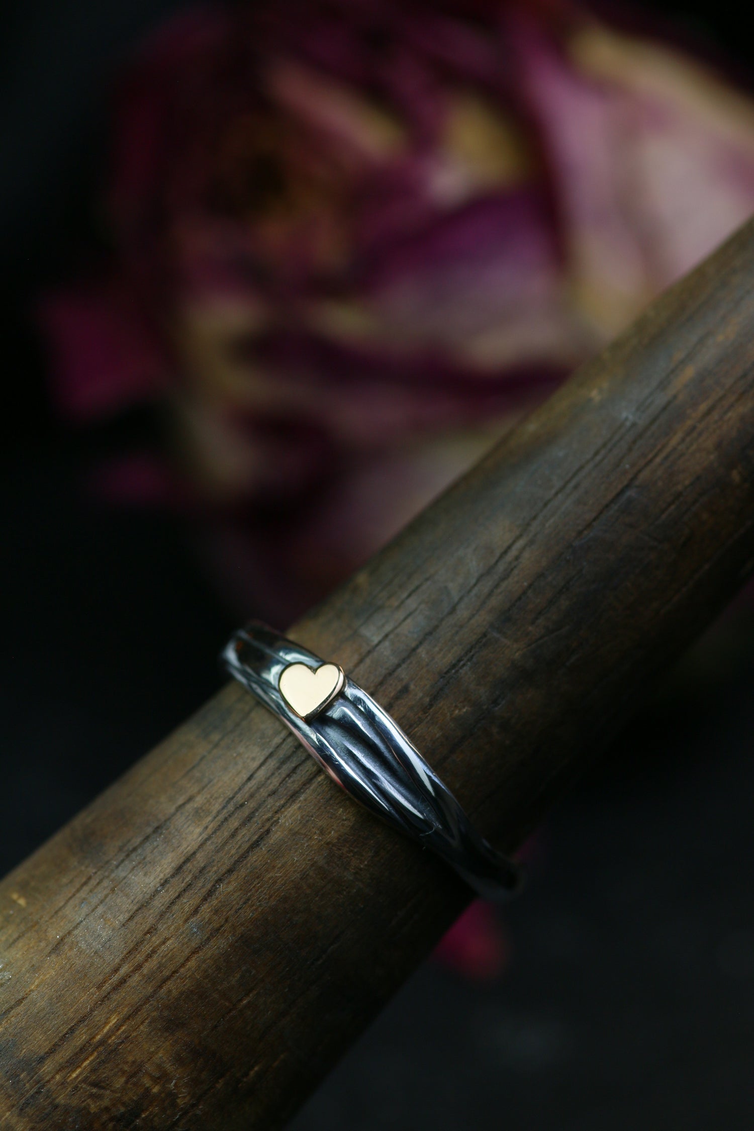 HERZ AUS GOLD – Infinity Ring aus Silber 925 mit handgefeiltem 18K Roségold Herz · Ringgrösse EU 52 - 53