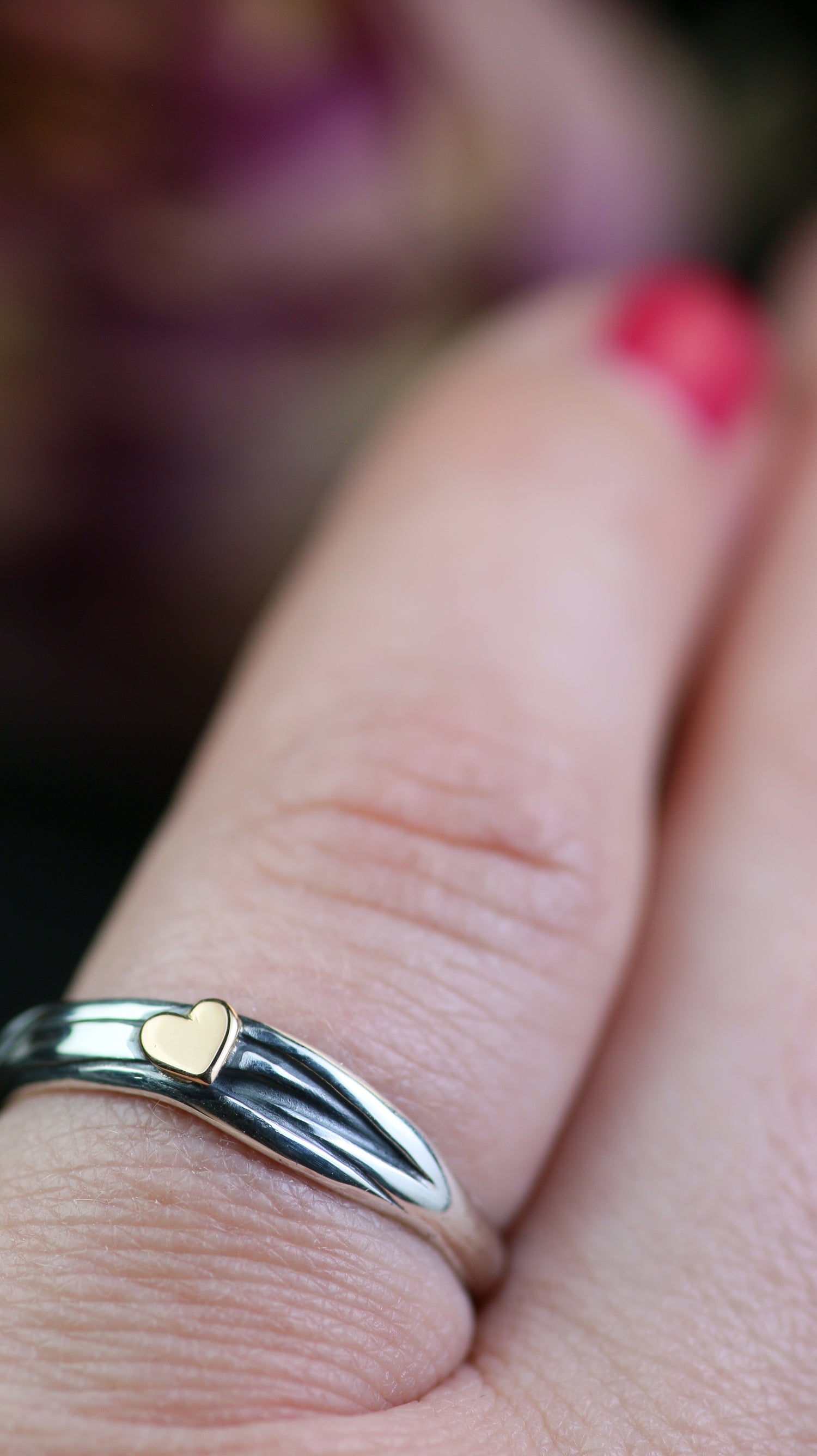 HERZ AUS GOLD – Infinity Ring aus Silber 925 mit handgefeiltem 18K Roségold Herz · Ringgrösse EU 52 - 53