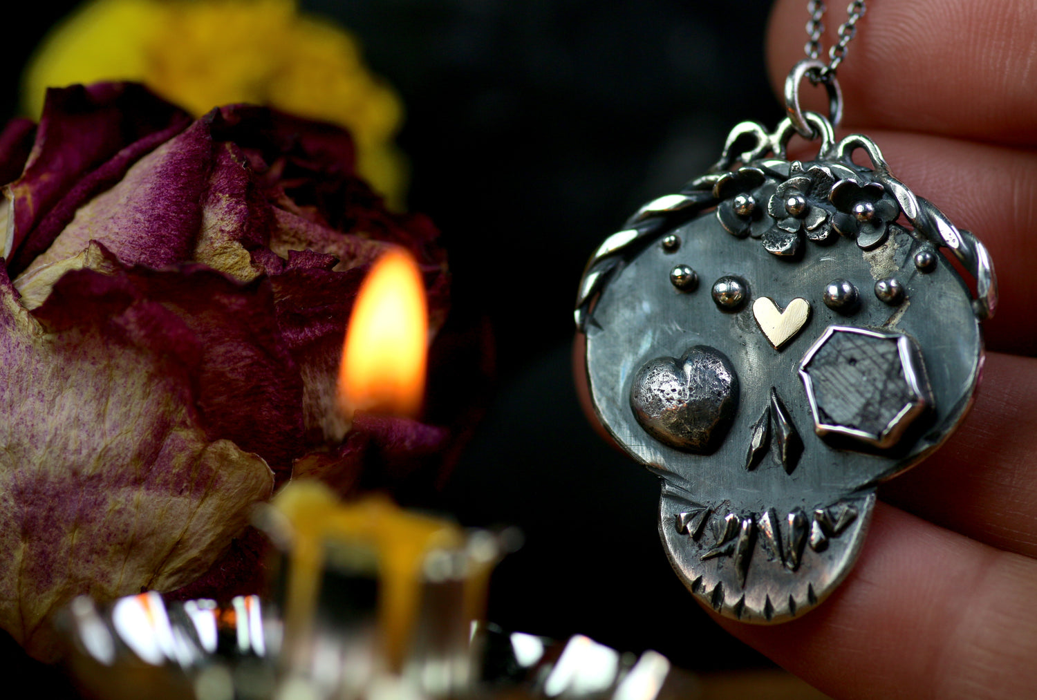 LA CATRINA Silberanhänger mit 18K Rosé Gold Herz und Rubin Rohstein · Totenkopf Maske · Dia de los Muertos