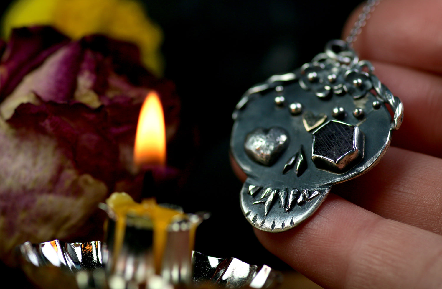 LA CATRINA Silberanhänger mit 18K Rosé Gold Herz und Rubin Rohstein · Totenkopf Maske · Dia de los Muertos