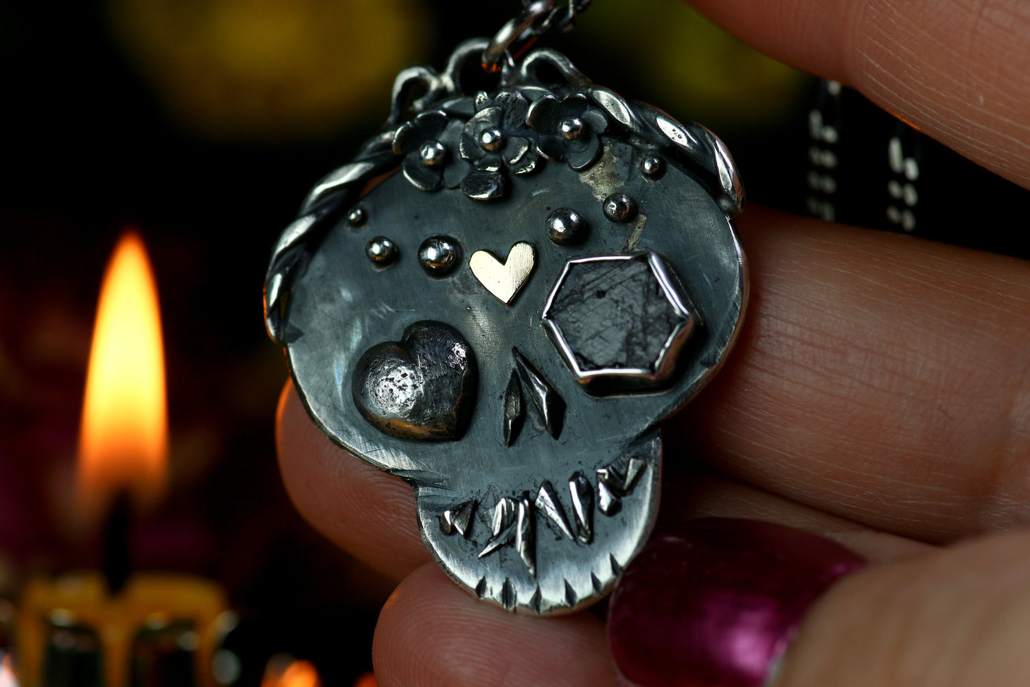 LA CATRINA Silberanhänger mit 18K Rosé Gold Herz und Rubin Rohstein · Totenkopf Maske · Dia de los Muertos