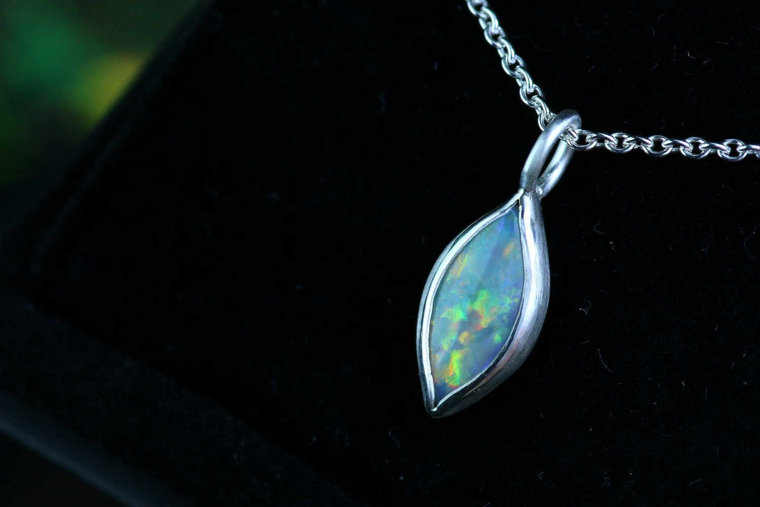 ALMINA Halskette mit Crystal Opal Anhänger aus Silber 925