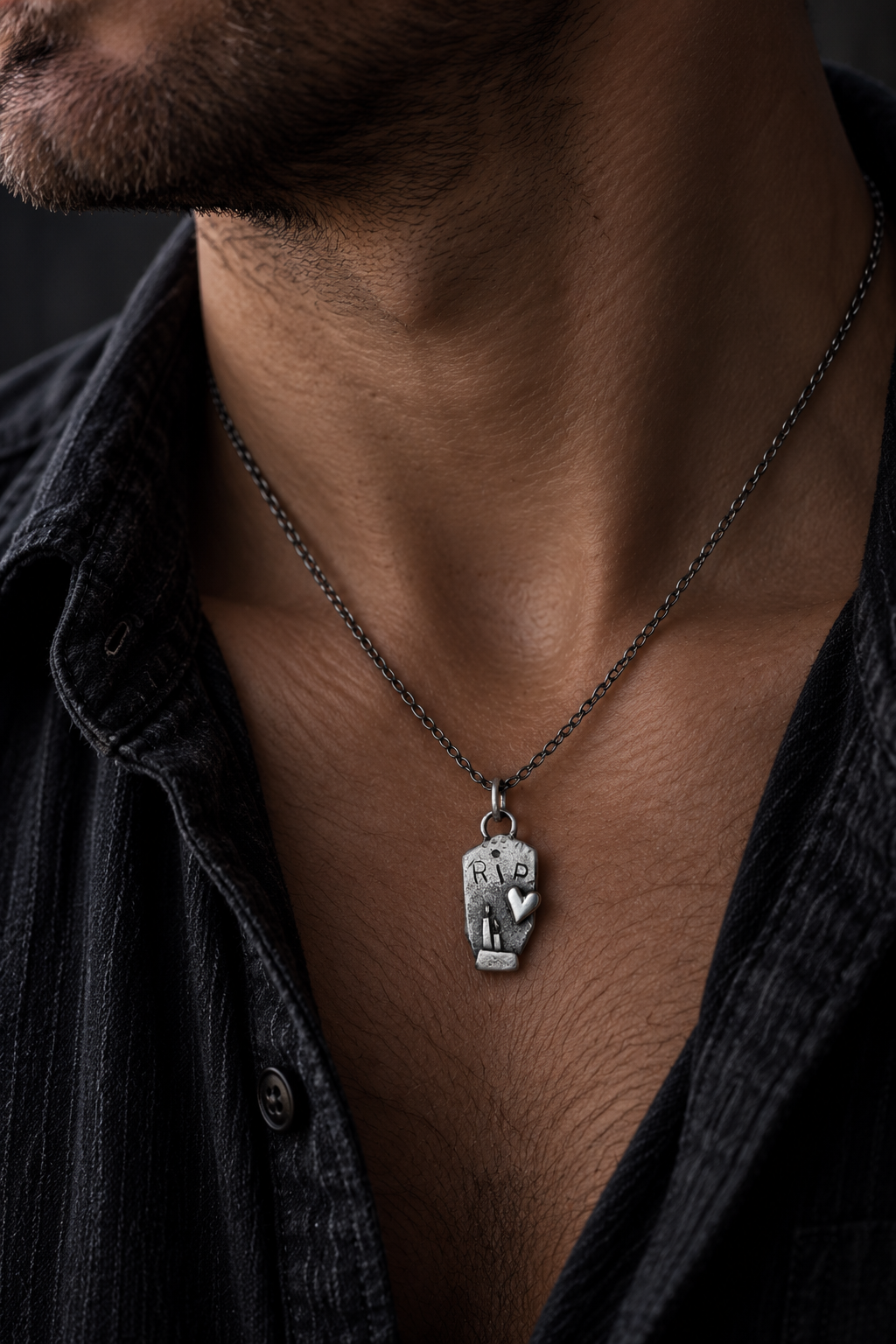 GLORIA MEMORIA – Pendentif funéraire artisanal en argent 925, gravé RIP. Pièce unique !