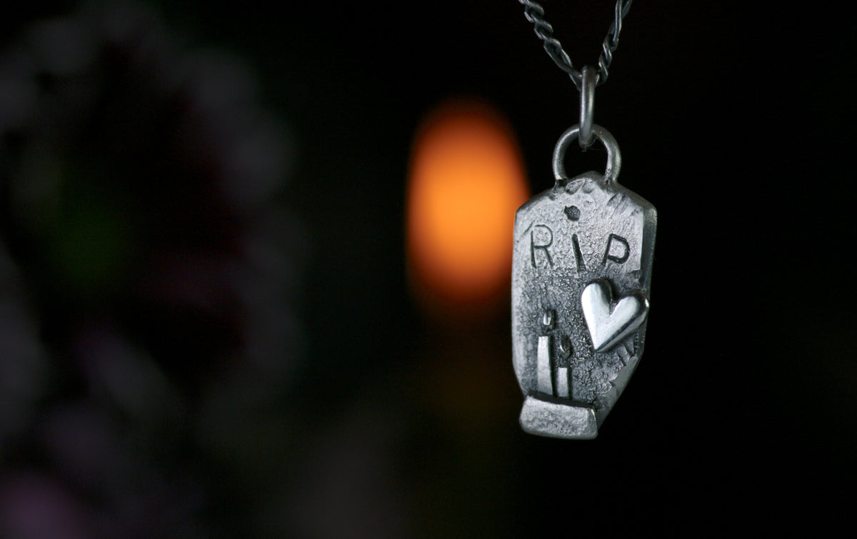 GLORIA MEMORIA – Pendentif funéraire artisanal en argent 925, gravé RIP. Pièce unique !