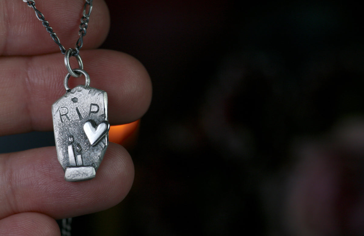 GLORIA MEMORIA – Pendentif funéraire artisanal en argent 925, gravé RIP. Pièce unique !