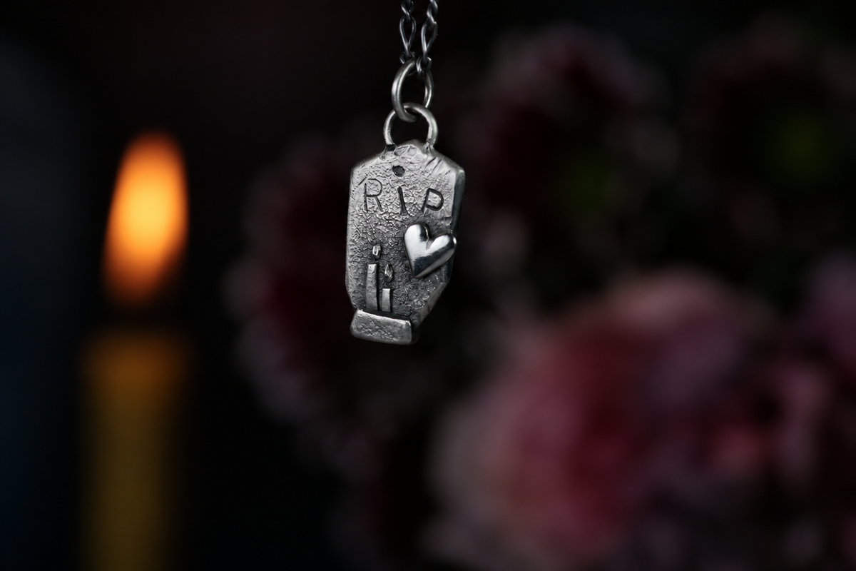GLORIA MEMORIA – Pendentif funéraire artisanal en argent 925, gravé RIP. Pièce unique !