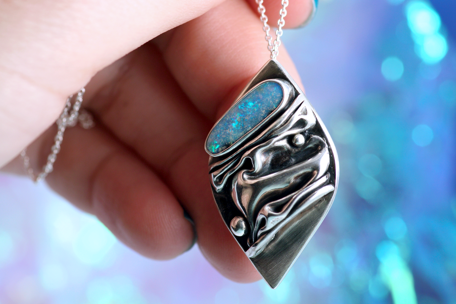 CORAL Kunstvoller Silberanhänger mit ozean-blauem Opal