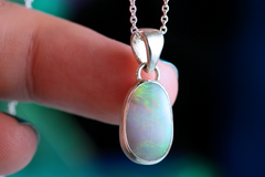 Handgemachter ARCUS Silberanhänger mit australischem Opal – schimmernder Unikatschmuck in 925er Silber, inspiriert von Polarlichtern